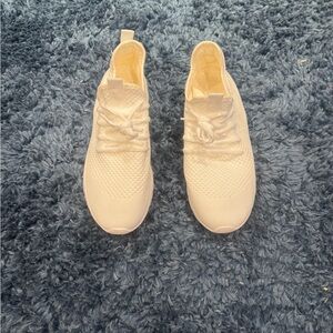 White canvas trainers with a sporty vibe #sneakers.